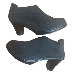 bernie mev Black Woven Textured Heels Women's Black Ankle Booties. Size 8